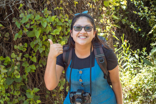 Mujer Turista Indicando Ubicacion Con Su Dedo,si,cámara,mochila, 