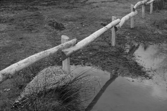 H&ouml;lzerner Zaun auf einer landwirtschaftlich genutzten Fl&auml;che oder in einem Naturschutzgebiet einer Heide Landschaft 