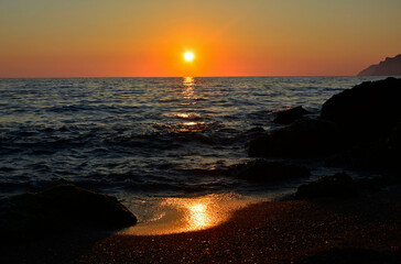 zachód słońca nad morzem, wzburzone fale, sunset by the sea - obrazy, fototapety, plakaty