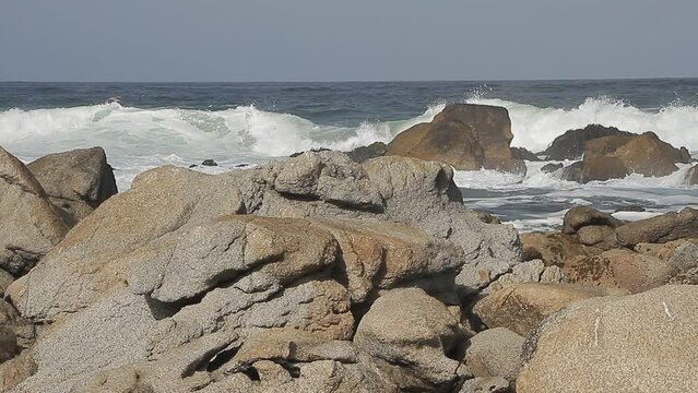 Rocas y mar en playa de El Quisco, Chile