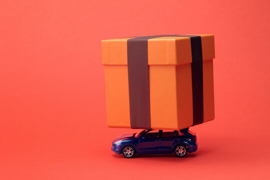 Un’auto trasporta un grande pacco regalo
