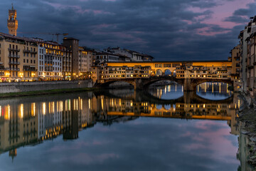 Obraz premium SI ACCENDONO LE LUCI SU PONTE VECCHIO