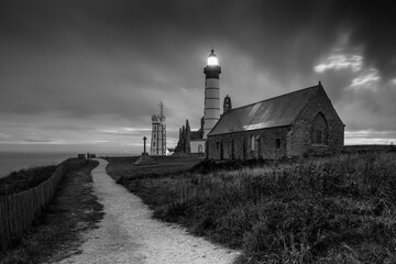 Crepuscolo sul faro in Bretagna