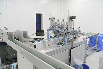 MANUFACTURE OF SURGICAL MASKS - FABRICATION DE MASQUES CHIRURGIC