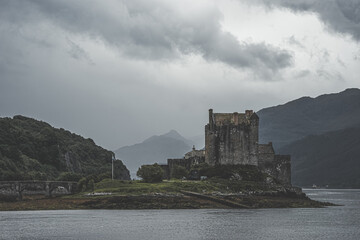 Fototapeta na wymiar Scottish castle on lake