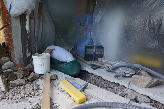 Working with renovering home sewege pipe.