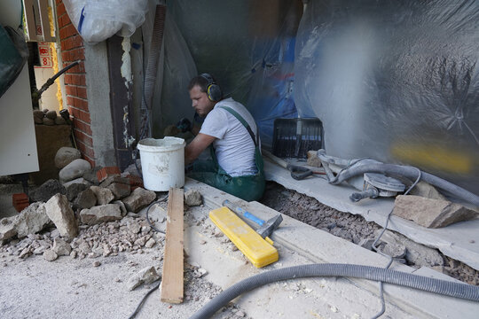 Working with renovering home sewege pipe.