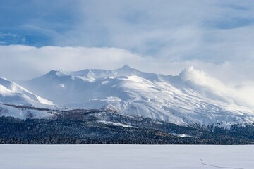 北海道・美瑛町 冬の雪原と十勝岳の風景