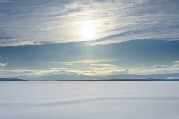 北海道・美瑛町 冬の雪原と眩しい太陽の風景