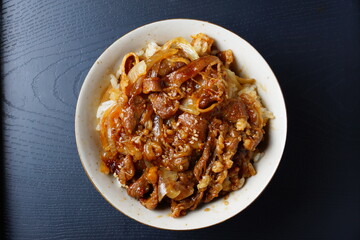 カルビ牛丼　牛肉料理