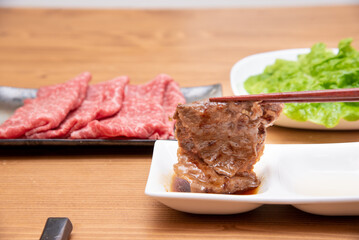 国産和牛の焼肉を食べる手元