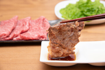 国産和牛の焼肉を食べる手元