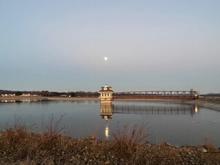 Naklejka premium Moon above Newark Reservoir