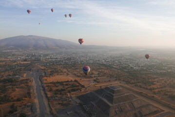 Fototapeta na wymiar Teotihuacan baloon