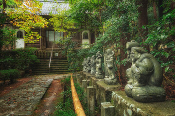 滋賀県彦根市の龍潭寺庭園にある大洞観音堂と並ぶ七福神の石像です