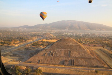 Fototapeta na wymiar Teotihuacan baloon