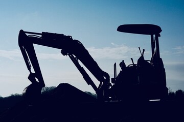 excavator at work © hakuto
