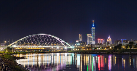 Naklejka premium The most beautiful Viewpoint rainbow bridge taipei sunset to Night in taiwan.