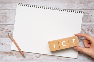 ICTのイメージ｜「ICT」と書かれた積み木、ペン、ノート、人の手