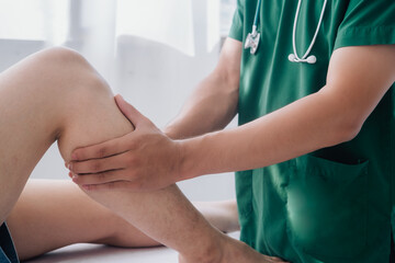 Obraz premium Treating thigh pain due to sitting for long periods of time Concept of physical rehabilitation. Consultation therapist with the treatment of treating injured thigh pain in modern clinics.