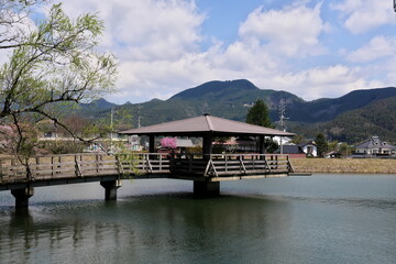 池の中の東屋と橋
