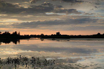夢のような淡い色合いの夕焼けとシルエット