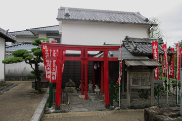 三光稲荷大明神の赤い鳥居と幟／日本静岡