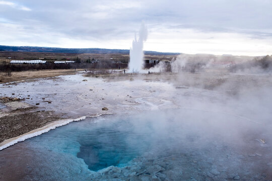 Die hei&szlig;e Quelle Blesi nahe dem Geysir Strokkur in Geysir. /The Blesi hot spring near Geysir Strokkur in Geysir.