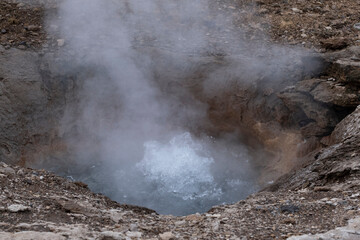 Die heiße Quelle Litli Geysir nahe dem Geysir Strokkur in Geysir. / The Litli Geysir hot spring...