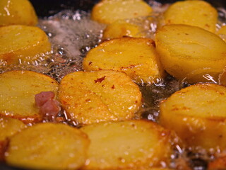 Bratkartoffel Kartoffel Bratpfanne angebraten goldgelb Schinken gebraten in Fett Abendessen Hausmannskost Winteressen 