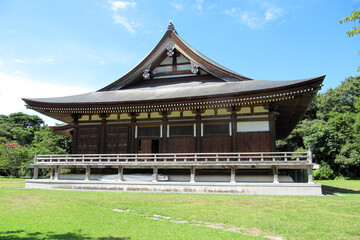 側面から見る五智国分寺の本堂／日本新潟県上越市