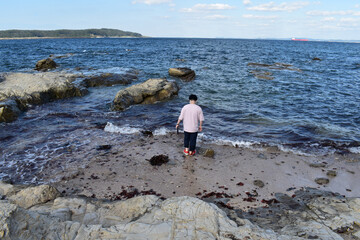 海藻が多い海に散歩に来た日傘男子