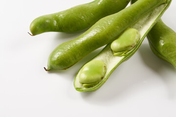 ソラマメを白背景で