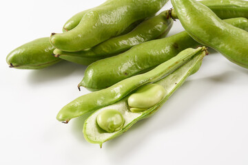 ソラマメを白背景で