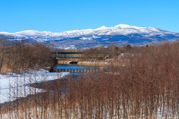 北海道白老町、敷生川に架かる橋から眺めたホロホロ山と徳舜瞥山【1月】