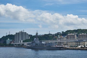 Obraz premium 神奈川県 横須賀港と護衛艦 