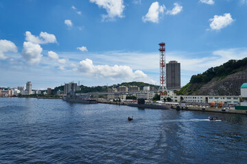 Obraz premium 神奈川県 横須賀港と護衛艦 