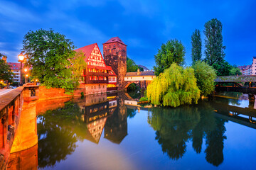Fototapeta premium Nuremberg, Germany. The Wine Warehouse (Weinstadel) and Hangman's Bridge (Henkersteg) at night.