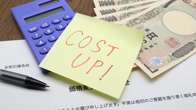 価格変更のお知らせ　価格上昇のイメージ　COST UPと書かれた付箋を置く