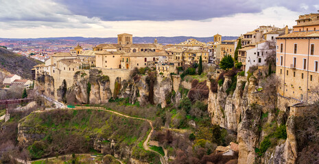 Fototapeta na wymiar Impressive panoramic view of the city of Cuenca with its houses hanging on the precipice of the mountain.