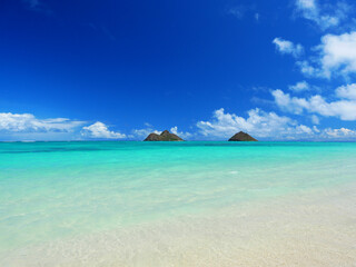 Fototapeta premium ハワイ、オアフ島、ラニカイビーチから眺めるモクルア