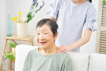 Obraz premium 高齢女性 肩もみ