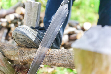 薪割りをするシニア