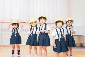 ヘルメットを被り避難する子供