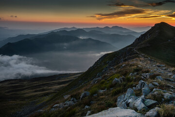 le montagne dell'appennino al tramonto
