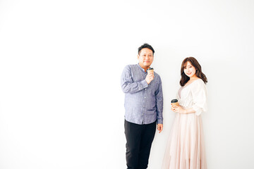 二人でコーヒーを飲む若い男女