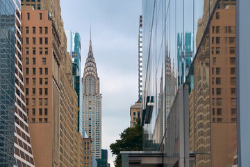 View of midtown Manhattan in New York City with landmark skyscraper Chrysler Building - obrazy, fototapety, plakaty