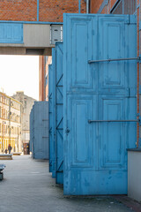 Łódź, muzeum elektrociepłowni. Budynki, architektura, duże drzwi © Anna Korpak