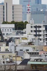 折り重なるように建ち並ぶ大小の建物たち。日本の東京港区赤坂4丁目の風景