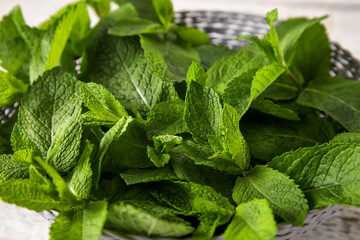 Fresh mint leaves on wicker bowl © Pixel-Shot